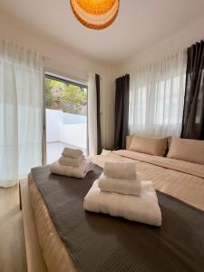 um quarto com 2 camas e toalhas brancas em Panorama Residence em Nicósia