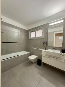 uma casa de banho com um WC, um lavatório e uma banheira em Panorama Residence em Nicósia