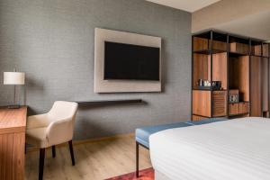 Cama ou camas em um quarto em Geneva Marriott Hotel