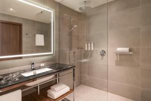 Um banheiro em Geneva Marriott Hotel