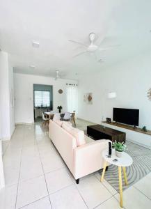 uma sala de estar branca com um sofá e uma mesa em Cozy Scandi home @ Balok! em Kampung Saberang Balok