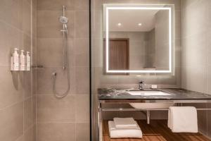 Um banheiro em Geneva Marriott Hotel