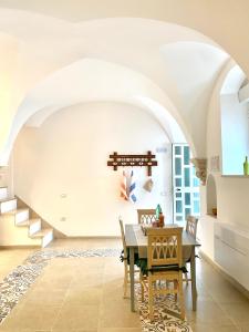 a kitchen and dining room with a table and chairs at A&A B&B Martina Franca in Martina Franca