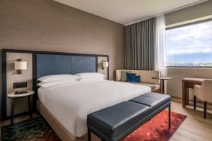 Cama ou camas em um quarto em Geneva Marriott Hotel