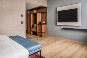 Uma TV ou centro de entretenimento em Geneva Marriott Hotel