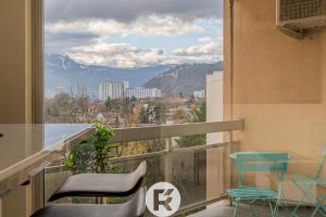 balcón con sillas y vistas a las montañas en R'Apparts T2 Vercors Horizon, en Meylan