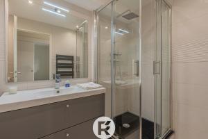 A bathroom at R'Apparts T2 Vercors Horizon