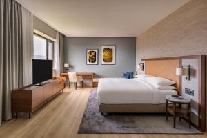 Cama ou camas em um quarto em Geneva Marriott Hotel