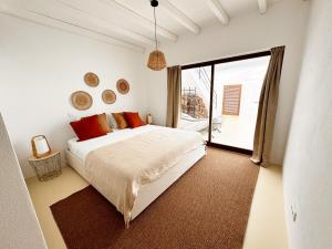 sypialnia z łóżkiem i dużym oknem w obiekcie Villas Mont-Blanc w mieście Reguengos de Monsaraz