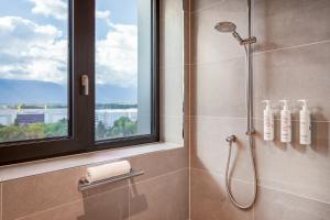 Um banheiro em Geneva Marriott Hotel