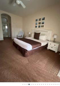 una camera da letto con un grande letto con una coperta marrone di Bahama Bay 116 a Kissimmee