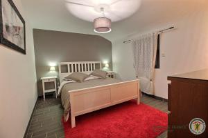 1 dormitorio con cama y alfombra roja en Gaetan en Lanvollon