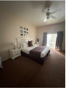 1 dormitorio con 1 cama y ventilador de techo en Bahama Bay 116 en Kissimmee