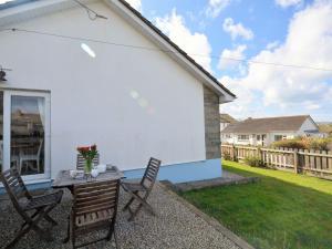 a table and chairs on the back of a house at 2 Bed in Bude AGLET in Bude