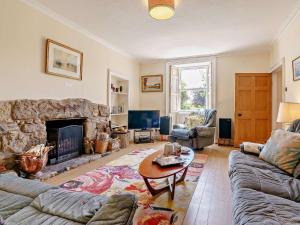 sala de estar con sofá y chimenea en 3 Bed in Kinglassie FF224, en Kinglassie