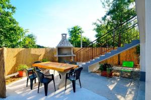 Holiday House Eda with Private Pool的阳台或露台