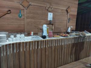 una línea de buffet con tazas, platos y comida en Amazon Seringal jungle Lodge en Careiro