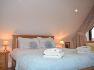 una camera da letto con un letto e asciugamani di 1 Bed in Mundesley OLDCH a Mundesley