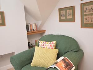 a green chair with a pillow in a room at 1 bed in Appin 28686 in Acharra