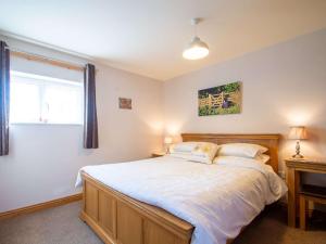 a bedroom with a large bed and a window at 2 Bed in Thornton le Dale 27112 in Allerston