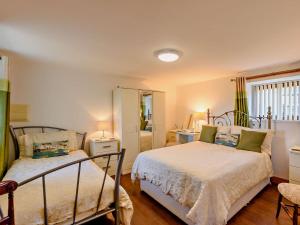 sypialnia z 2 łóżkami i lustrem w obiekcie 1 bed in Allonby 28791 w mieście Allonby