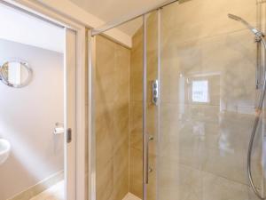 een douche met een glazen deur in de badkamer bij 2 bed in Appledore TRQCT in Appledore