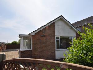 a house with a fence in front of it at 3 bed property in Mablethorpe 43220 in Mablethorpe