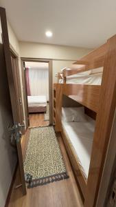 Двухъярусная кровать или двухъярусные кровати в номере Golden Tulip Suite Apart