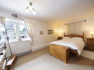 A bed or beds in a room at 1 Bed in Ashford in the Water PK249