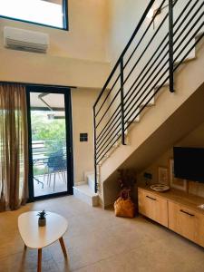 een woonkamer met een trap en een tafel bij athilia in Nikiana