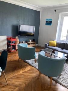 a living room with a couch and a table at Appartement meublé à Croissy sur Seine in Croissy-sur-Seine