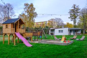 un parque infantil con juegos y una casa en Domki Ajna Park w uzdrowisku en Kołobrzeg