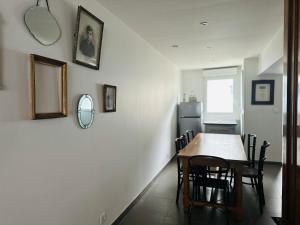 a kitchen and dining room with a table and chairs at Maison Pi Mouss' à 150m de la mer in Cayeux-sur-Mer +38 photos
