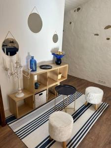 uma sala de estar com duas cadeiras e uma mesa em Charmant duplex 2 chambres/terrasse em Prades
