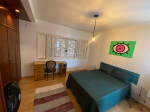 a bedroom with a bed and a desk and a chair at neighbor.HUB hostel & coliving FLORIPA in Florianópolis
