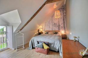 um quarto com uma cama grande num sótão em La maison de victorine em Dinan