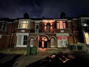 una casa con un coche aparcado delante de ella en Modern Double bedroom in city apartment room 2 en Londres