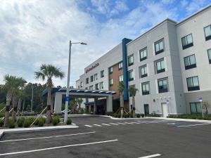 um hotel com um parque de estacionamento em frente em Hampton Inn & Suites Ruskin I-75, FL em Ruskin