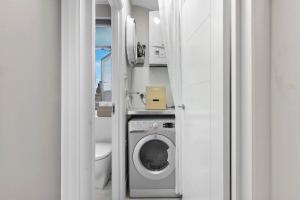 y baño con lavadora y aseo. en Modern Double bedroom in city apartment room 2 en Londres