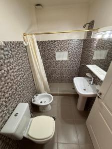 Et badeværelse på Complejo ALI121 Las Grutas