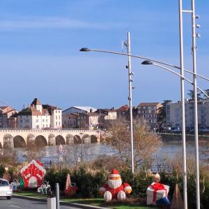 un montón de adornos navideños al lado de una calle en Charming appartement with a view of the Saone, en Mâcon