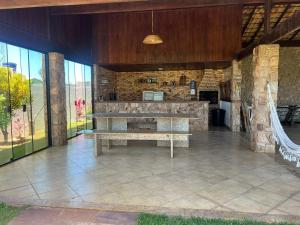 Zimmer mit einer Bank und einer Steinmauer in der Unterkunft Casa de Praia Com Piscina perto da praia in São João da Barra