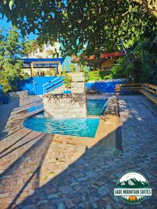 einen Pool in einem Park mit blauem Wasser in der Unterkunft Jade Mountain Suites, Jarabacoa in Jarabacoa