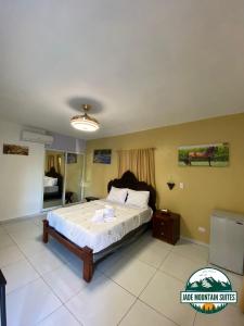 Una cama o camas en una habitación de Jade Mountain Suites, Jarabacoa