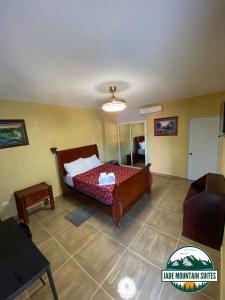 Una cama o camas en una habitación de Jade Mountain Suites, Jarabacoa