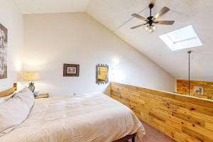 Кровать или кровати в номере Inn at Silver Creek #630