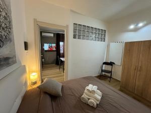 Un dormitorio con una cama con dos toallas encima. en Civico 19 2PAX, en Sassari 17 fotos más