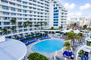 - une vue sur la piscine du complexe dans l'établissement The Residential Suites at the Ritz-Carlton, Fort Lauderdale #1510, à Fort Lauderdale
