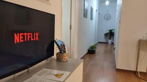 TV a/nebo společenská místnost v ubytování Casa" VISTAS AL TEIDE" mar Piscina privada parking cubierto gratuito en las instalaciones