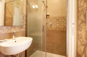 La salle de bains est pourvue d'un lavabo et d'une douche. dans l'établissement Domus Porta Angelica, à Rome